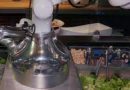 Instalaron un brazo robótico en una base militar de EEUU capaz de cocinar bistecs y preparar ensaladas en 15 minutos