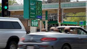 La gasolina a US$ 6 el galón en California podría extenderse a todo el país, advierte JPMorgan